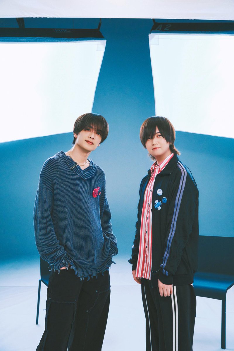MensPREPPY's tweet photo. 昨日発売メンズプレッピー8月号はレギュラーモデル加入3周年を迎えた高橋恭平(なにわ男子)が、声優・斉藤壮馬さんとスペシャル対談⚽️

『ブルーロック』の映画とTVアニメでそれぞれで『千切豹馬』役を演じているおふたりの貴重な2ショット&トークにご注目ください🐆

また恭平のレギュラーモデル加入3周年に関して編集部からのコメントを掲載いたします🔽

「初対面のゲストをお呼びするのは3年目にして初の試み。例月は高橋さん一人でモデル撮影を着々とこなしている現場のため、ゲストが来られるということで企画進行に関してスタッフ一同がより一層の緊張感を持って挑んでいたのですが、こんなシーンでも高橋さんは落ち着いており、いつも通りフラット。初対面にも関わらず、対談前のご挨拶や撮影中も斉藤壮馬さんに本誌や『ブルーロック』のこと、各アニメ作品について積極的にコミュニケーションを取り、現場を回している高橋さんの姿は『メンズプレッピー』の一員としてとても頼もしかったです。
モデル業以外でも日々の高橋さんの努力が本誌での各企画にも繋がっており、貢献いただいていることをとてもありがたく思っています。またその各企画を毎月盛り上げてくださっている読者のみなさま、ファンのみなさまにも感謝申し上げます。まだまだたくさんの企画を準備していますので、引き続きレギュラーモデル・高橋恭平の企画をよろしくお願いいたします！」 

ご購入は🔽
https://t.co/3tZ6EZ1ewA