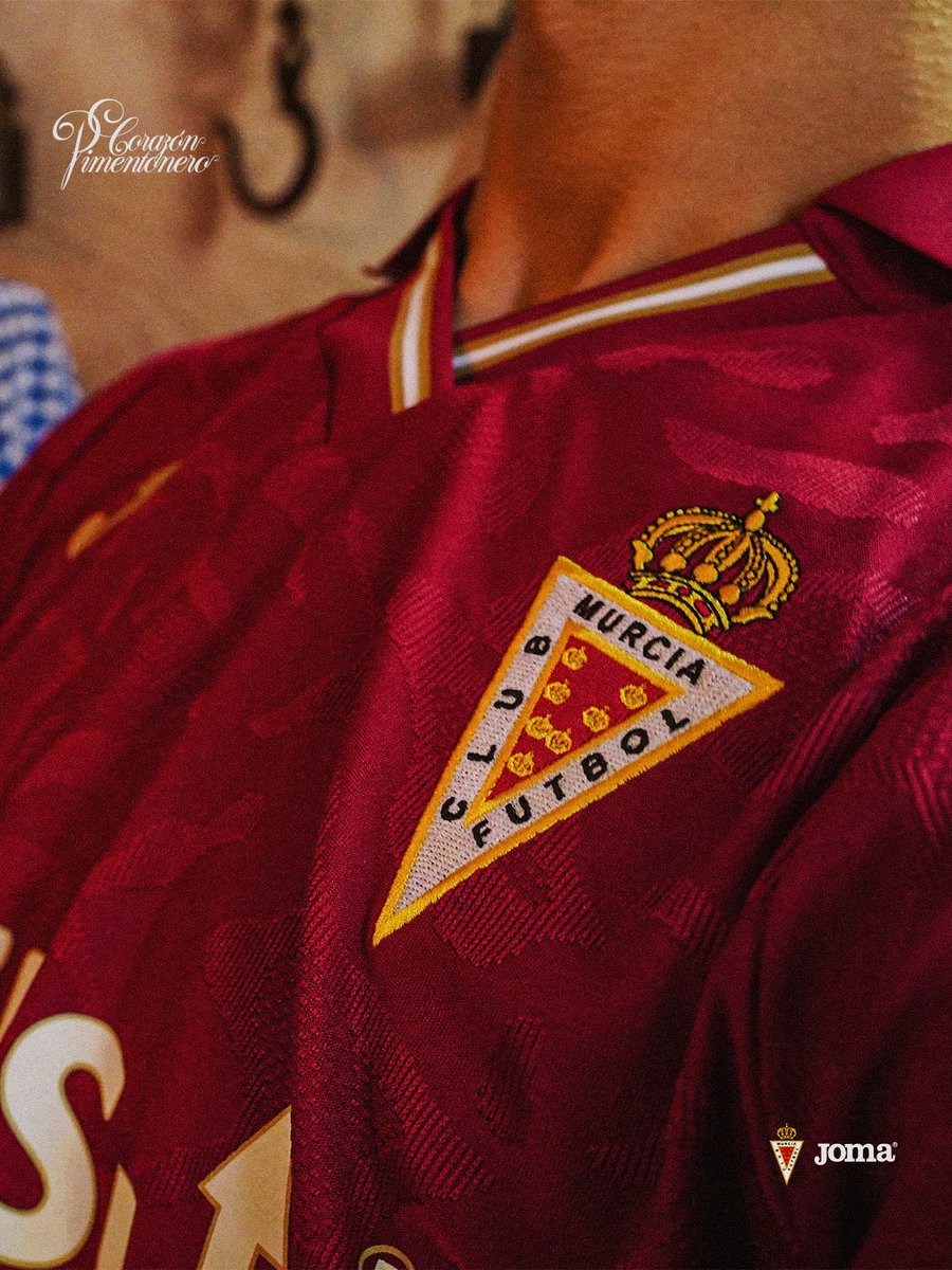 realmurciacfsad's tweet photo. 𝑬𝒍 𝒔𝒆𝒄𝒓𝒆𝒕𝒐 𝒅𝒆𝒍 𝒕𝒆𝒋𝒊𝒅𝒐.

Lo que parece un grana puro esconde una trama de motivos inspirados en los chalecos del Bando de la Huerta, que cobra vida con la luz y aporta una mayor profundidad al diseño.

Su tejido técnico microperforado garantiza transpirabilidad y confort, mientras que el lema '𝑪𝒐𝒎𝒐 𝒖𝒏𝒂 𝒔𝒐𝒍𝒂 𝒂𝒍𝒎𝒂' recuerda que esta camiseta representa la unión entre el equipo y toda la afición.

@realmurciacfsad | @JomaSport