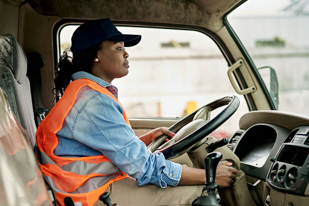firmin_tchakou's tweet photo. L’#ANPE Togo lance la formation de 320 jeunes conducteurs de poids lourds. Le but est de professionnaliser le secteur du transport et garantir des débouchés réels et sécuriser nos routes. 
#TgTwittos #Emploi #Togo #Transport #Jeunesseconsciente https://t.co/CTKwJlmJXu