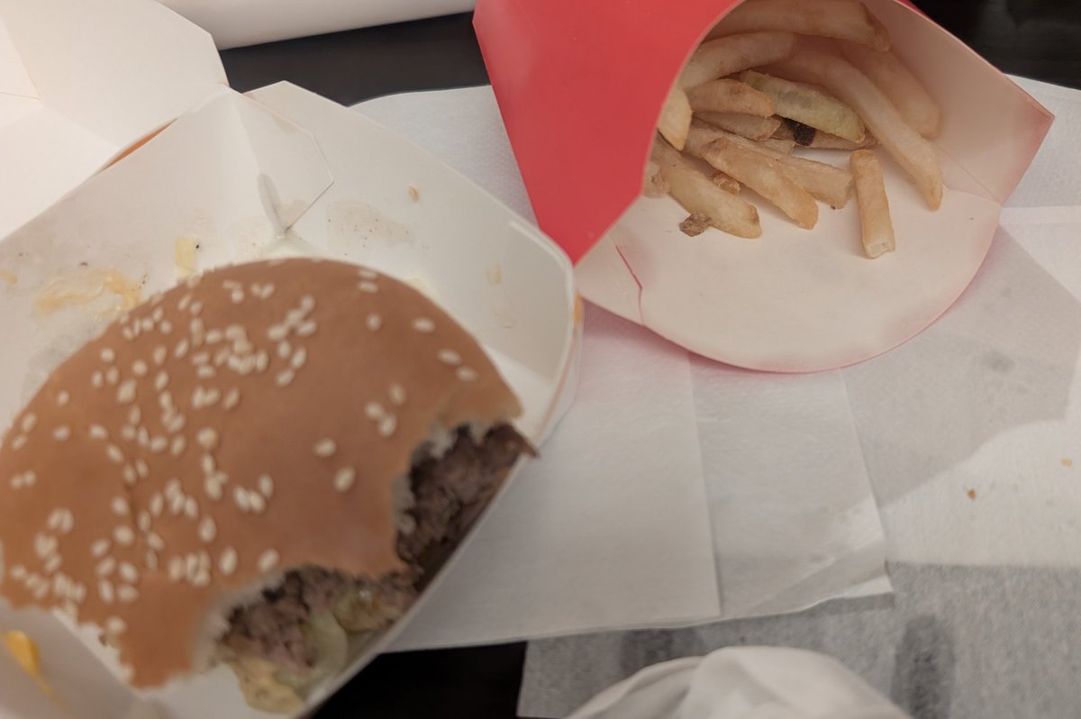toromiane's tweet photo. 高校ん時マック行ったらいつも学生で溢れてたよな
今そうでもないな https://t.co/hKs6I4uCe9