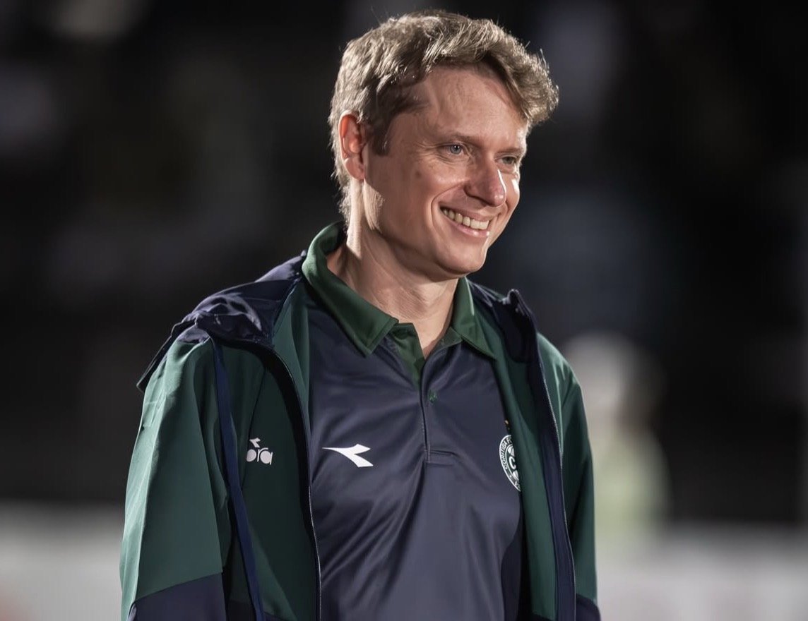 futtmais's tweet photo. Vasco pagará a Fernando Seabra mais do que ofereceu para Franclim Carvalho, mas menos do que desembolsava com Renato Gaúcho.

Junto com a comissão técnica, o novo comandante receberá cerca de R$ 1,3 milhão, diante do custo de R$ 1,7 milhão da comissão anterior.

Franclim Carvalho receberia pouco mais de R$ 1 milhão. Nos dois casos, o Vasco precisaria arcar com multa rescisória. A de Seabra, de R$ 4 milhões, será parcelada.

🗞️ @diogodantas | @JornalOGlobo 
📸 JP Pacheco/Coritiba