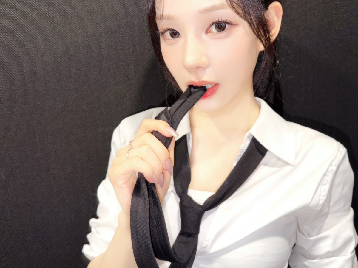 izna_offcl's tweet photo. ♣️

#izna #이즈나
#SET_THE_TEMPO #izna_SET_THE_TEMPO
#METRONOME #izna_METRONOME https://t.co/Xen2nMfPnc
