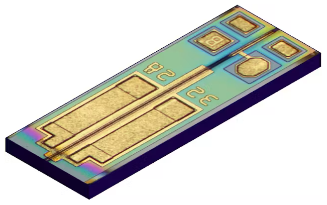 semi_journal_jp's tweet photo. 【住友電工、光通信の半導体材料生産3倍　AI需要で従来計画引き上げ】

住友電気工業は光通信部品に使う半導体材料を増産する。180億円を投じ2028年度までに生産能力を24年度比で3.1倍に増やす。

従来よりも増産幅を引き上げた。AIの普及で、データセンター内の光通信部品の需要増に応える。

増産するのは「インジウムリン基板」という半導体材料。伊丹製作所（兵庫県伊丹市）の既存設備を増強する。

出典：日本経済新聞
https://t.co/qXo5PqfbN0