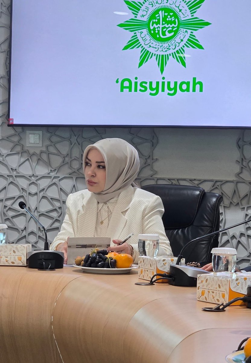 cigdemerdogantr's tweet photo. Endonezya’nın en köklü ve en büyük dini oluşumlarından Muhammadiyah’ın kadın kanadı olan Aisyiyah’ı ziyaret ettik.

Bir sivil toplum kuruluşu olan Aisyiyah’ın kadın girişimciler için sunduğu özel finansman paketleri, aile planlaması, sağlık hizmetleri ve eğitim alanındaki sosyal yardımları, tüm dünyaya örnek olacak nitelikte.

Bizleri en iyi şekilde ağırlayan Genel Sekreter Sayın Tri Hastuti Nur Rochimah şahsında tüm Aisyiyah ailesine teşekkür ediyor, çalışmalarında başarılar diliyorum.