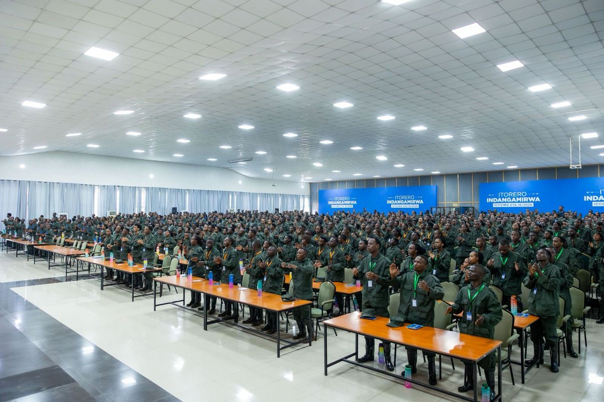 antoine_mu55495's tweet photo. Urubyiruko ni imbaraga z’u Rwanda 🇷🇼

Abitabiriye Itorero Indangamirwa 16 I Gabiro (Abaturutse imbere mu gihugu n'abavuye mu mahanga) bari gutozwa kwiyubaka mu ndangagaciro,ubutwari n’imiyoborere myiza.
Itorero ridutoza kuba abo twifuza Kuba bo, ndetse n'abayobozi b'ejo hazaza! https://t.co/uN9M4x0bdU