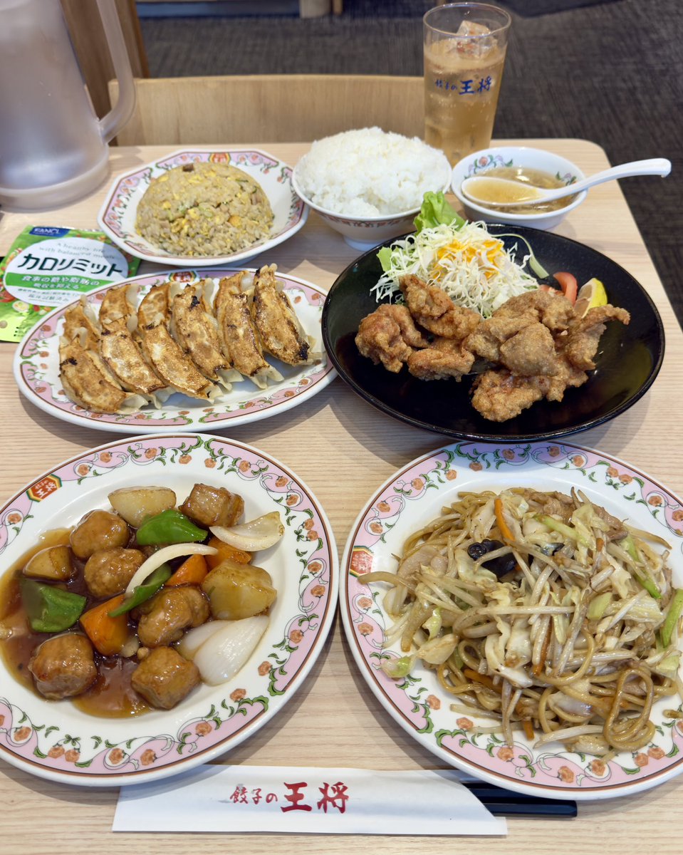 FIRE60028219's tweet photo. 38歳独身男性の夕食は

餃子の王将で
1人炭水化物祭りです🥲🍚✨
（税込4,367円） https://t.co/T4CDjYpR54