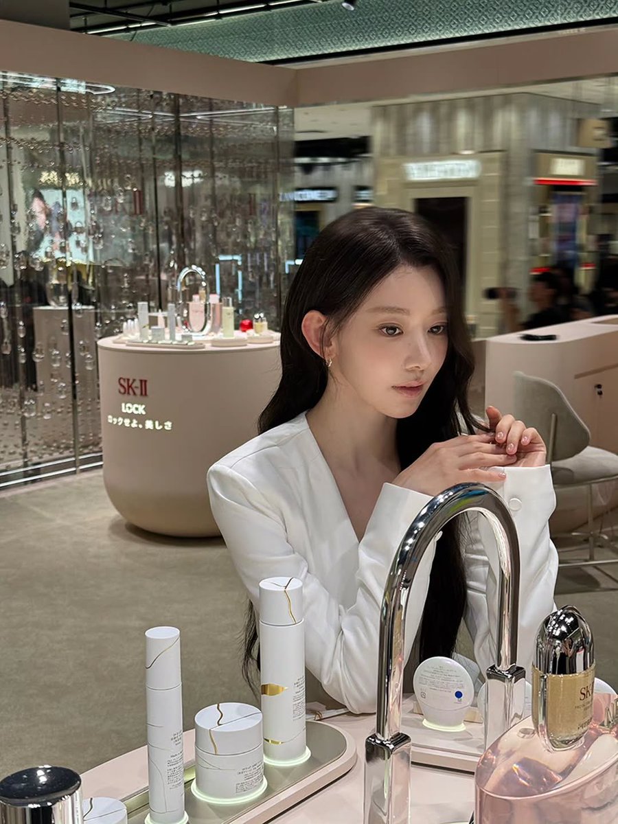 sakuchan_0812's tweet photo. Instagram post

ここ最近は、
フェイシャルトリートメントエッセンス💧
↓
新発売のフェイシャルトリートメントセラム✨
↓
スキンパワーリニュークリーム♥️

のルーティンがお気に入りです☺️

#SKII

#사쿠라
#宮脇咲良  #SAKURA
#르세라핌  #LE_SSERAFIM https://t.co/QVaOfr2cSY