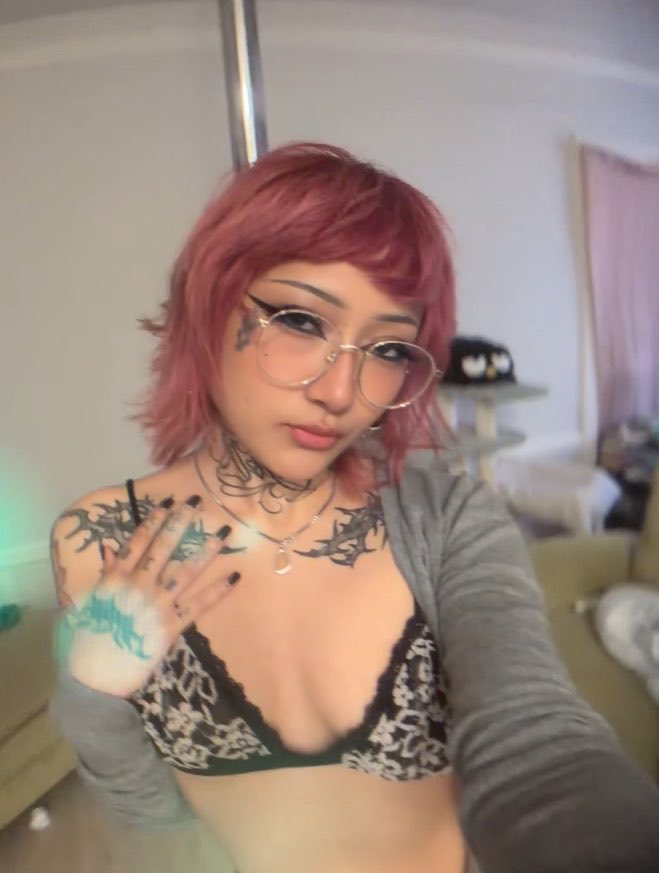 blxckroom's tweet photo. 🤓🌸🩷🖤 erm,hii
#ofcreator #nsfwㅤㅤ 
#nsfwtwtًً  #enby #wlw #queer https://t.co/U2wdaWKi6r