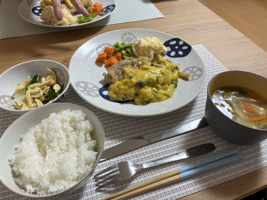 snow_2285's tweet photo. チャネポ交換で決めてもらった献立〜
鶏もも肉のソテーコーンクリームソース(しめじ入り)
チンゲン菜と人参ベーコンのコンソメスープ
チンゲン菜とお揚げさんのお浸し
付け合せの人参、アスパラ、ポテサラ〜

#たぬっこ飯記録 https://t.co/XKZCHNLf8x