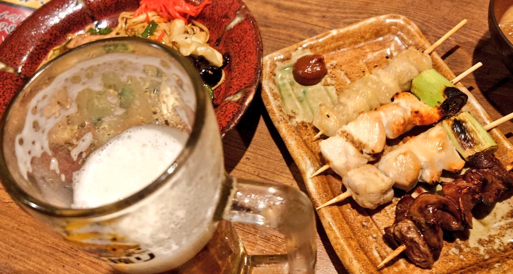 SObeater's tweet photo. 今日は明日お休みなので居酒屋へGO🏮🍺

ビールが美味いですぅー😋🍺

今日も皆さんお疲れ様でしたー😊
乾杯🍻✨

#一番搾り
#焼き鳥🐓
#焼きそば https://t.co/Cr0CXrneSK