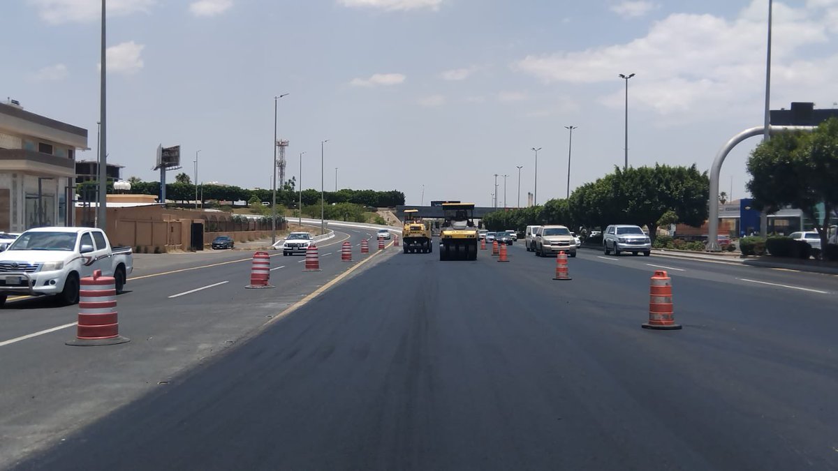 asirmunicipal's tweet photo. نعمل بوتيرة متواصلة لرفع كفاءة الطرق، بأثرٍ ينعكس على سلامة التنقل، وانسيابية الحركة، وجودة الحياة في مدن ومحافظات المنطقة. 

📍 طريق الملك فهد _أبها 
#أمانة_عسير https://t.co/NStLYmCzck