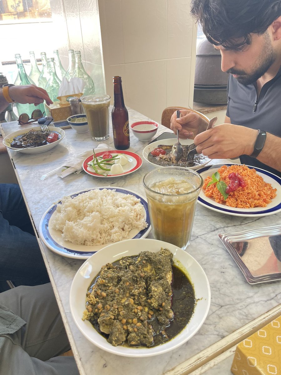 siafallah_'s tweet photo. من کاملا با فرهنگ غذایی گیلانی ها آشنا هستم و باهاشون زندگی کردم این نوع پلو جزویی از علایقشونه
حرف شما دقیقا مثل این میمونه بگید ما پیتزا ناپولیتن رو دوست ندارم و این پیتزا چرا اینجوریه کنارهاش سوخته
((البته که در ضیافت پلا سوخته انتخابیه بیشتر))
#رشت
#ضیافت https://t.co/VmkNKhgPya