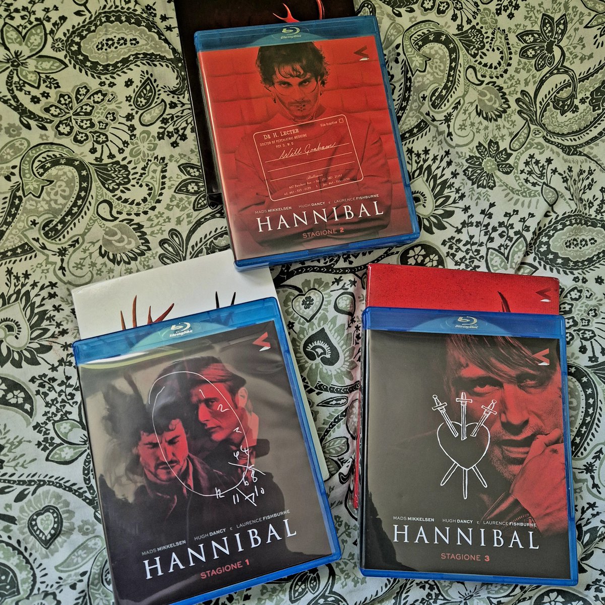 Louhetarr's tweet photo. Finally got a physical copy of the series 🥰 https://t.co/jPNaoFjBly