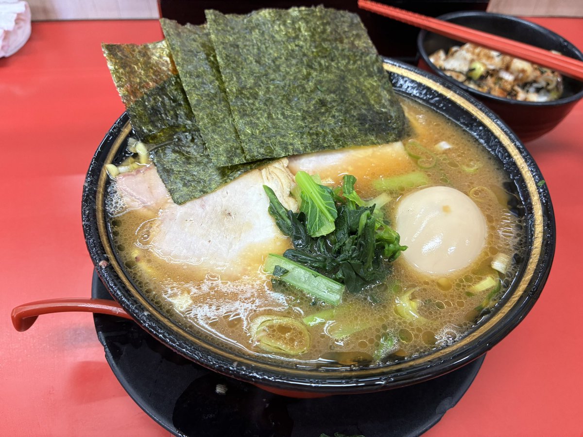 chissan_bdg's tweet photo. 久しぶりによっしーと2人で出かけて、ラーメンでお互い腹下して、晩酌に激安アジをなめろうにして茶漬けで〆
もう若くないね、そんな夏の始まり https://t.co/oOGjuNFsjy