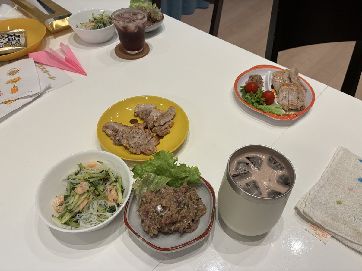 chissan_bdg's tweet photo. 久しぶりによっしーと2人で出かけて、ラーメンでお互い腹下して、晩酌に激安アジをなめろうにして茶漬けで〆
もう若くないね、そんな夏の始まり https://t.co/oOGjuNFsjy