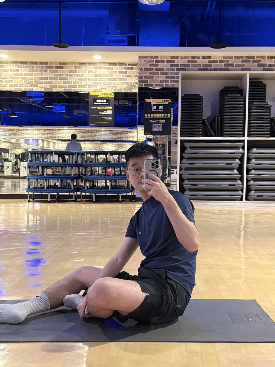 han890314's tweet photo. 每次練瑜伽 老師總是特別關心我
因為我是所有同學裡最硬的
（我說筋 https://t.co/6CVXJoQPsS