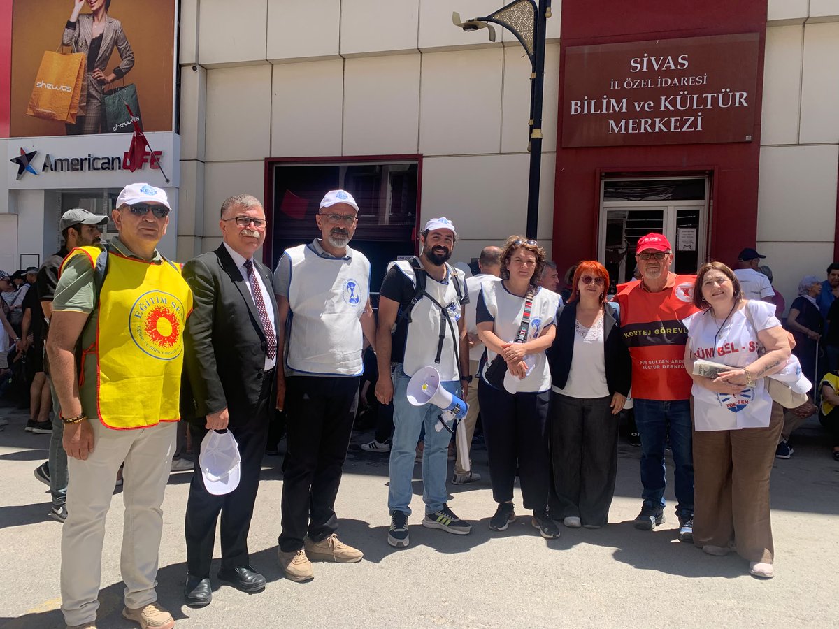 sesgenelmerkezi's tweet photo. Eş Genel Başkanımız Nazan KARACABEY, MYK Üyemiz Salih ERBAŞ,KESK Eş Genel Başkanı Ahmet KARAGÖZ, KESK Eğitim-Örgütlenme ve Basın-Yayın Sekreteri Sema PINAR, KESK'E bağlı işkolları MYK'ları ve Sivas KESK Şubeler Platformu ile birlikte, Sivas Katliamının 33.yılında Sivas’ta gerçekleştirilen anmaya katıldı. 

Sivas Katliamının 33. yılında, yaşamını yitirenleri bir kez daha saygıyla anıyoruz!

Sivas’ın hesabı sorulana, gerçek failler yargılanana ve Madımak Oteli bir “utanç müzesi”ne dönüştürülene kadar mücadelemizi sürdüreceğiz.