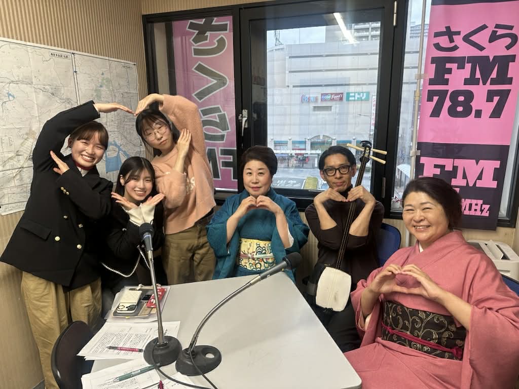fm787's tweet photo. 20:30～21:00は 「#ちんとんしゃん日記」
日本のいろんな古典芸能を、まったくの古典芸能初心者の女子大生に手伝ってもらいながら
できるだけわかりやすくご紹介していく番組です（提供：株式会社六甲工芸社）

７月は 長唄 をフューチャーしてお送りします！

ゲスト：長唄 三味線演奏家 杵屋寿哉 さん、長唄唄方 杵屋勝千華 さん
番組ナビゲーター　八上祐子 さん
番組アシスタント：甲南女子大学社会貢献学生スタッフ himawari のみなさん

スマホ・タブレット端末で聴く方は無料アプリ「レディモ」をご利用ください
https://t.co/p0yK7vbJDW

PCはこちら
https://t.co/Og12Z2Ka7O

#さくらFM #古典芸能