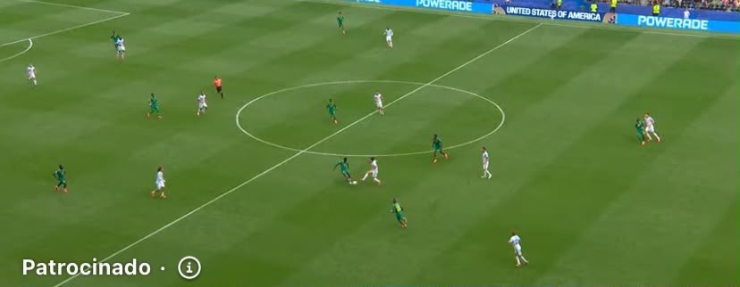 SouzaClaudson's tweet photo. @MTips01 ajuda nós aí, vê se a super bet nos nota, anulou a defesa do Courtois mas ele não tava impedido 😩😩😩 https://t.co/sShpwLeriP