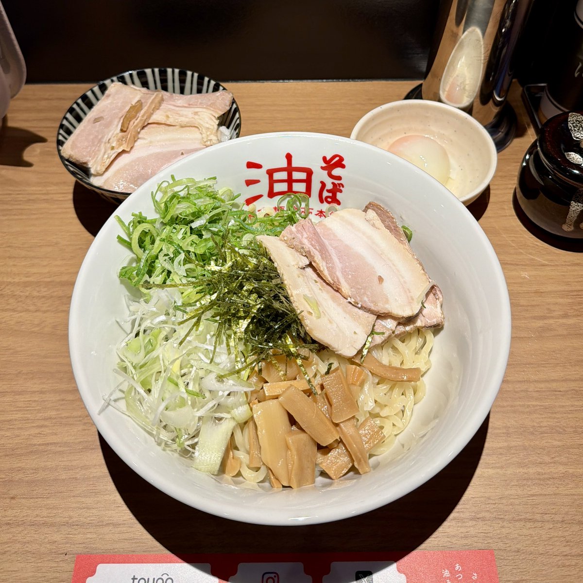 menmusubi's tweet photo. 東京麺珍亭本舗 福岡天神店＠中央区舞鶴

①特製 極焼豚油そば
②極焼豚 油そば＋博多辛子明太子

1997年に初の油そば専門店として登場

麺がモッチモチで存在感が強め
しっかり麺が主役です🍜

チャーシューに玄瑛時代のアレンジが
加えられているそうで、確かにイズムを感じる美味しさ✨ https://t.co/7YlQJmjrij