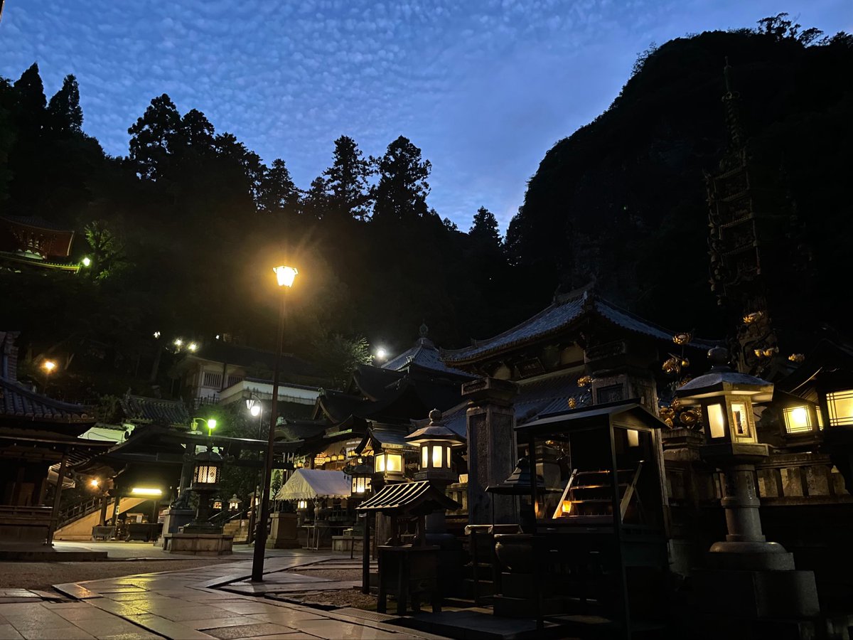 forestbk_'s tweet photo. 奥の院から降りてくると、来た時とはまた違って幻想的な寶山寺。
この雰囲気の中、境内にいるのは私1人…よい https://t.co/XmHnCos9Ab