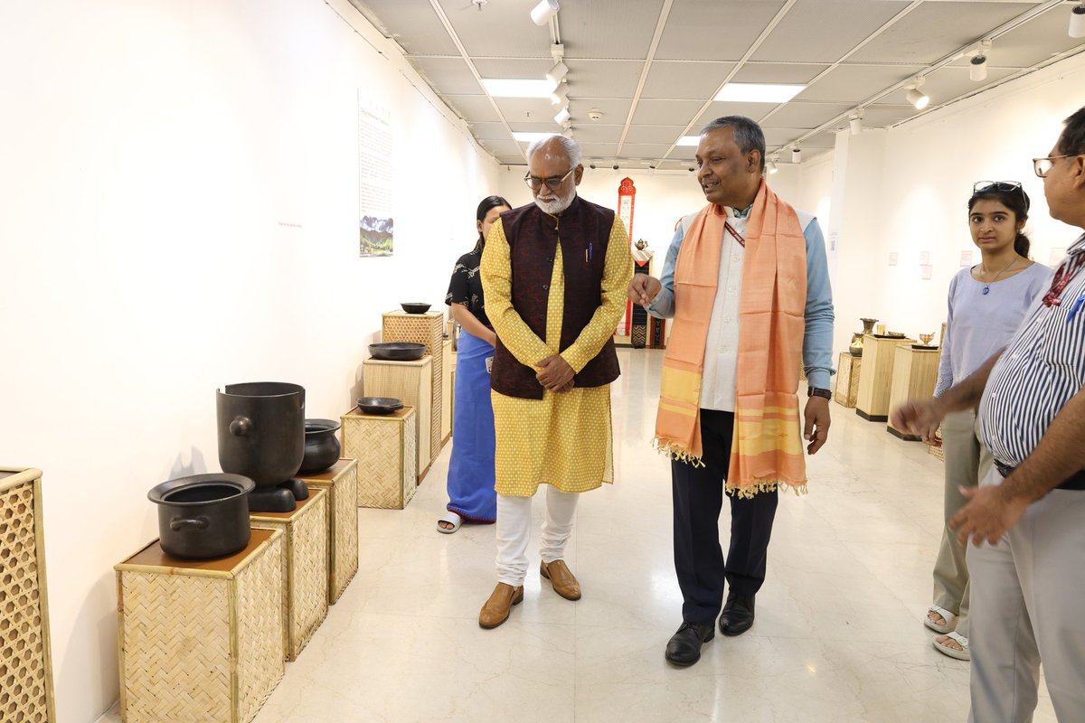 ignca_delhi's tweet photo. इंदिरा गांधी राष्ट्रीय कला केंद्र में सूचना एवं प्रसारण मंत्रालय के सचिव श्री चंचल कुमार ने राष्ट्रीय सांस्कृतिक मानचित्रण मिशन (NMCM) द्वारा आयोजित प्रदर्शनी "धातु, बाँस और मिट्टी में जीवंत विरासत: पूर्वोत्तर भारत के पारंपरिक बर्तन" का अवलोकन किया।

IGNCA के सदस्य सचिव डॉ. सच्चिदानंद जोशी ने उनका स्वागत किया एवं प्रदर्शनी का भ्रमण कराया। माननीय प्रधानमंत्री श्री नरेंद्र मोदी जी के 'अष्टलक्ष्मी' के विज़न से प्रेरित इस प्रदर्शनी में मणिपुर , मेघालय, असम की  शिल्पकला तथा पूर्वोत्तर की पारंपरिक लकड़ी एवं बाँस की हस्तकलाओं का प्रदर्शन किया गया है। 

श्री कुमार ने शिल्पकारों से संवाद किया, उनकी जीवंत शिल्प प्रस्तुतियों का अवलोकन किया तथा भारत की समृद्ध सांस्कृतिक विरासत के संरक्षण एवं संवर्धन में उनके योगदान की सराहना की।

#IGNCA #NMCM #NortheastIndia #Ashtalakshmi #LivingHeritage #TraditionalCrafts #CulturalHeritage #Artisans #CultureOfIndia

@MinOfCultureGoI @PIBCulture @PMOIndia @gssjodhpur @DDNational @prasarbharati @airnewsalerts