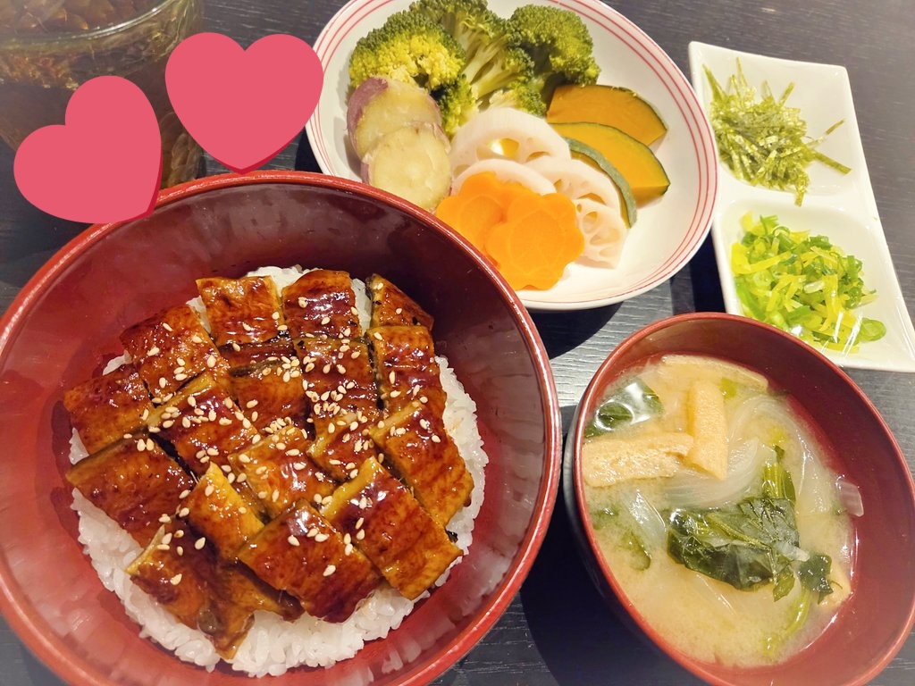 VB_hunterM8's tweet photo. おうちでリーズナブルにひつまぶし😋
うなぎ安かったからね〜！薬味はネギたくあん&amp;海苔です✨✨
だし汁も作ったし、完全なひつまぶしだろこれで(˶>⩊<˶)
蒸籠で蒸したお野菜達はポン酢でさっぱり食べるよ♪ https://t.co/0MNrlzbQAs