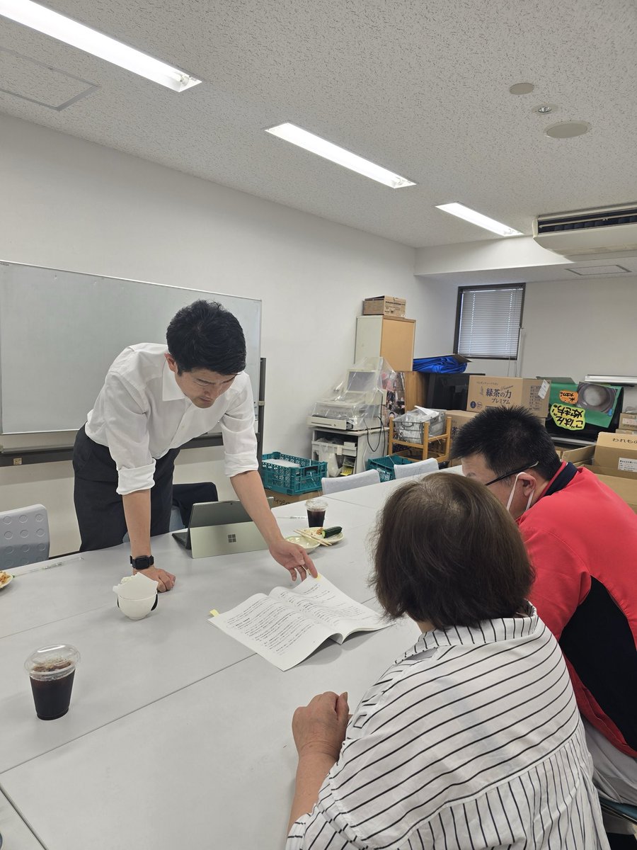 taku_nemoto_'s tweet photo. 「みんなタケノコを15年間も出荷できなくて、もうあきらめているんですよ」
地元で伺ったこの一言をきっかけに、15年間止まっていた時間を動かす挑戦をしています。

タケノコ、山菜、きのこ。福島の山が育む「山のめぐみ」は、その一部について基準値を上回る放射線量が検出されてしまうことを理由に、県内で広く出荷・販売が制限されています。

震災から15年が経ち、実際には基準値を下回るものも多いのに、一部に基準値超えが出てしまうことで、地域全体が出荷できなくなってしまう。
この不合理な状態が、今なお続いています。

「これはおかしい。出荷したいものを一つひとつ検査して、基準値を下回るものは出荷できるようにするべきだ」
私は、自民党の復興加速化本部の場で、このことを繰り返し強く訴えました。
その結果、今年の6月に出された本部提言のなかに、「個体検査による出荷制限の解除を進める」との方針を盛り込むことができました。
これまで打ち出されてこなかった方針であり、大きな前進です。

一方で、個体検査による出荷を実現するには、県や市町村、JA、そして現場で働く皆さんのご協力が不可欠です。
そこで今は、平日も地元に帰り、これらの皆さんにご協力のお願いに走り回っています。

山のめぐみの出荷制限は、単なる経済的利益の問題ではありません。人の尊厳の問題です。
山に入ってタケノコを採り、それを出荷することを楽しみにしていた方々が、15年前のあの事故を境にその楽しみを奪われました。

止まってしまった時間を、ここで動かさなければいけない。
山のめぐみを採っていた方々が奪われた尊厳を、必ず、取り戻します。