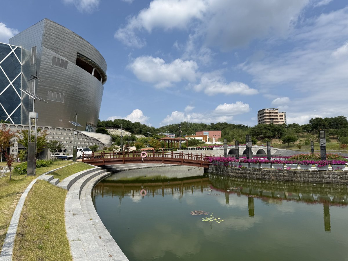 skyjets_'s tweet photo. 이외에도 이미 여러 언론에 보도된대로 유교랜드가 위치한 안동문화관광단지가 뭔가 많이 꾸미긴 꾸몄는데 여기저기 공터가 엄청 많은… 조감도 중 상당수는 여전히 공사도 되지 않았다. 하지만 이래저래 역설적으로 개발이 잘 안 되서 정원 같은 공간에서 휴식을 취하는 느낌이 들긴 하는지 사람이 드문드문 계속 오긴 하던…

(계속)