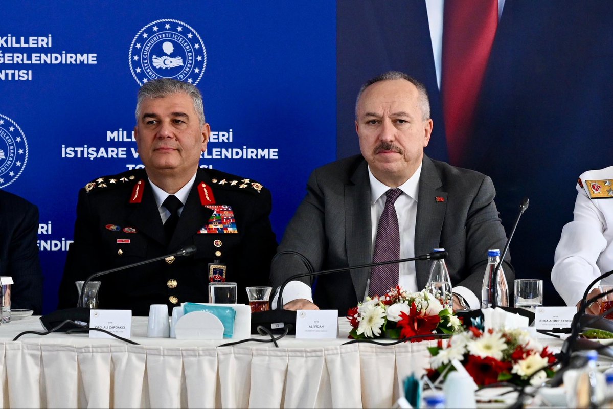 EmniyetGM's tweet photo. Emniyet Genel Müdürümüz Sayın Ali Fidan, İçişleri Bakanımız Sayın Mustafa Çiftçi’nin teşrifleriyle gerçekleştirilen “Milletvekilleri İstişare ve Değerlendirme Toplantısı”na katıldı.

Toplantıda, kamu düzeninin sağlanmasından afet ve acil durum yönetimine, trafik güvenliğinden şehirlerimizin güvenliğine ve vatandaşlarımıza sunulan hizmetlerin etkinliğinin daha da artırılmasına yönelik konular kapsamlı bir şekilde ele alındı.