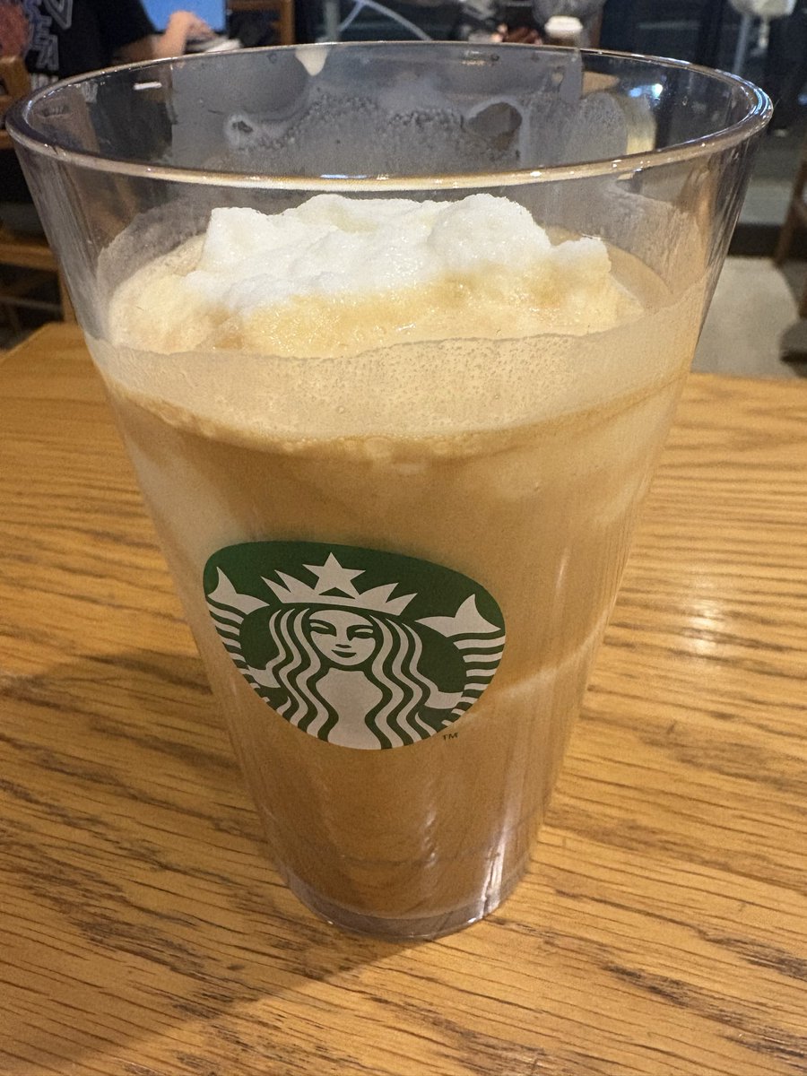 29qf2f2's tweet photo. さてレッスン前のカフェイン&amp;糖分補給タイムだ(・∀・) https://t.co/VTuLG6eYun