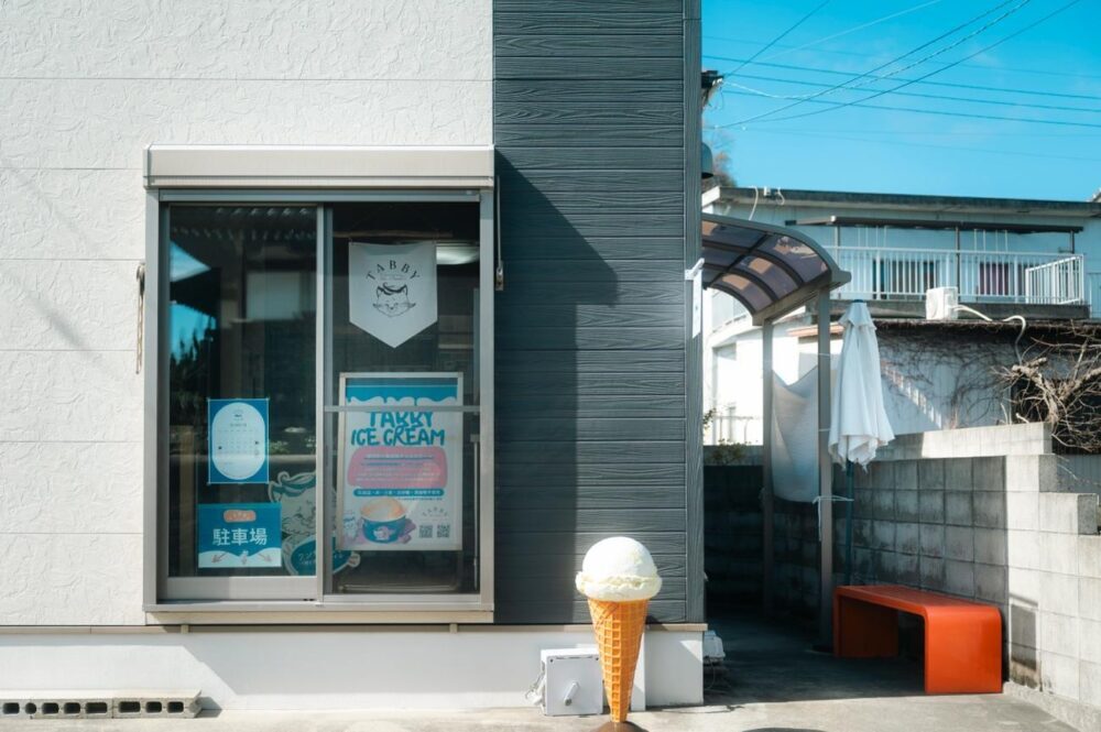 YONDEN_G's tweet photo. 徳島にある「TABBY ICE CREAM」のオーナーパティシエ、神例早紀さん。

早紀さんがつくるのは、100％ナチュラルな体に優しいアイスクリーム🍦

本当においしいと思える味をめざし、一切の妥協をしない早紀さん。なぜクラフトアイスにこだわるのか、これまでの道のりとクラフトアイスに託す思いを聞きました🥄

▶気になった方は「愛でたい四国」で"TABBY ICE CREAM" と検索してご覧ください。