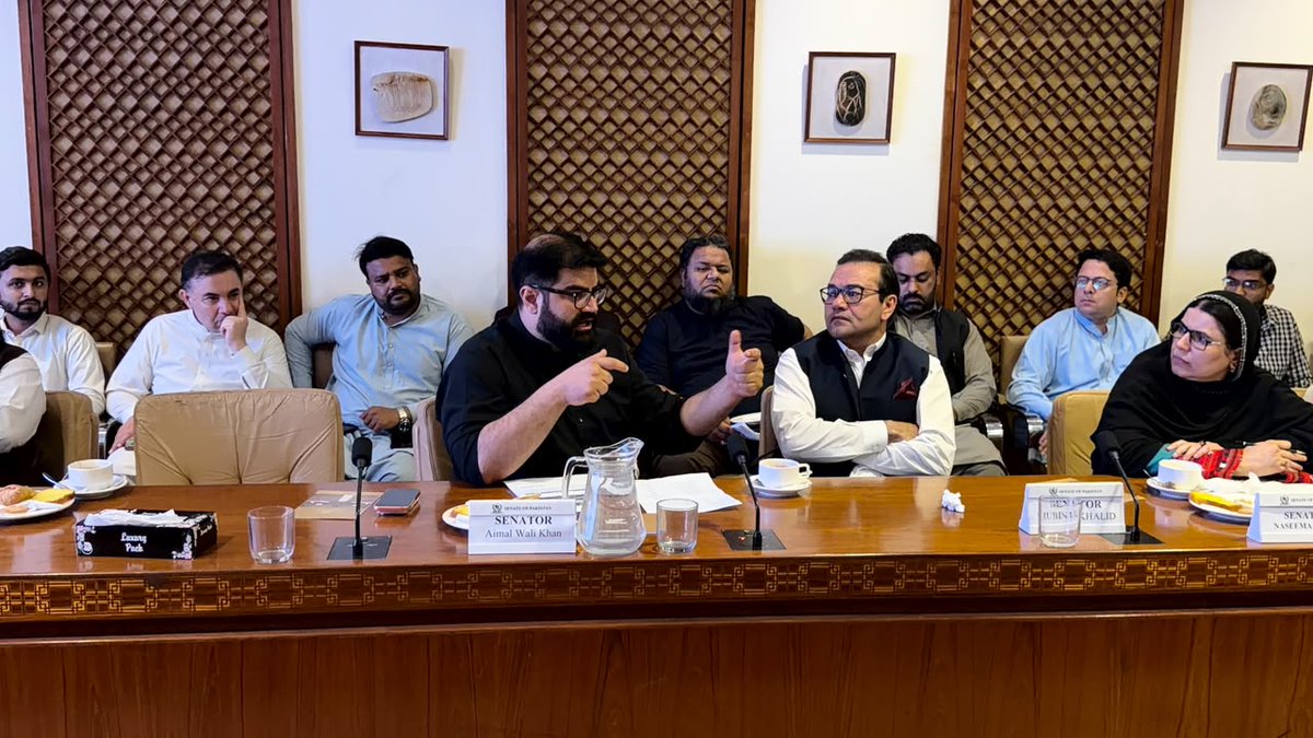 ANPMarkaz's tweet photo. اسلام آباد: سینیٹ کی قائمہ کمیٹی برائے بین الصوبائی رابطہ (Inter-Provincial Coordination) کا اجلاس، عوامی نیشنل پارٹی کے مرکزی صدر سینیٹر ایمل ولی خان نے اجلاس میں شرکت کی۔ اجلاس میں چترال میں سیاحت کے فروغ، بین الصوبائی ہم آہنگی، سہولت کاری، پالیسی انضما، بین الاقوامی سطح پر سیاحت کے فروغ اور دیگر معاملات پر تفصیلی گفتگو ہوئی۔ مرکزی صدر سینیٹر ایمل ولی خان نے سوات ایکسپریس وے کو لوئر اور اپر دیر سے ہوتے ہوئے چترال اور پھر گلگت بلتستان سے منسلک کرنے کی تجویز پیش کی۔ اس سے نہ صرف ان علاقوں تک عوام کو مشکل موسم میں رسائی میں آسانی ملے گی بلکہ تجارت اور کاروبار کے نئے مواقع بھی مہیا ہوں گے۔ اجلاس میں گزشتہ پانچ برسوں کے دوران وفاقی لینڈ کمیشن اور پاکستان ویٹرنری میڈیکل کونسل کی کارکردگی پر قائمہ کمیٹی کو تفصیلی بریفنگ بھی دی گئی۔ 

#ANP | #AimalWaliKhan | #ANPPakhtunkhwa