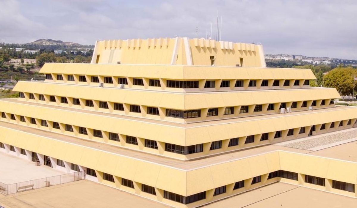 WashTimes's tweet photo. The Ziggurat federal building in California sold for a record 207 million dollars to Hoag Memorial Hospital. The sale saves taxpayers millions in maintenance costs. https://t.co/89ccFpEaNz https://t.co/rBbOwMnbo3