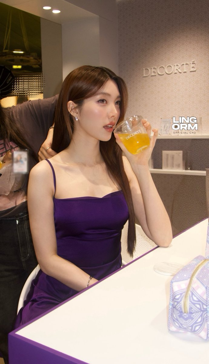 ormspmouse's tweet photo. making a list of things i'm jealous of:

1. that box
2. paper 
3. gorgeous cutie DECORTÉ bottle 
4. glass of juice 

ORM FRIEND OF DECORTÉ
#DecorteXOrmKornnaphat https://t.co/9GuajIDvct