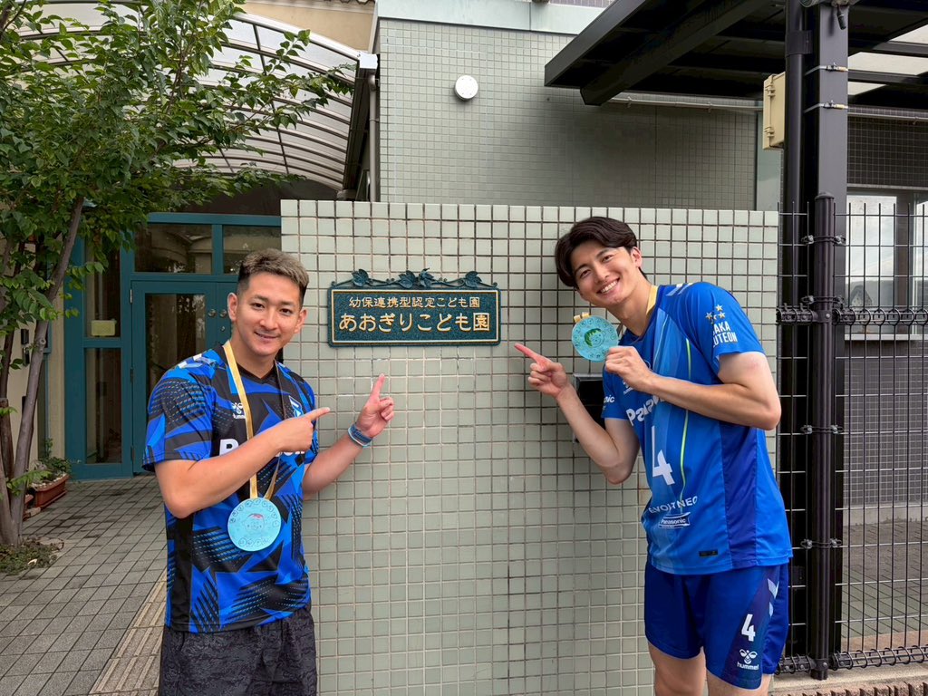 OSAKA__BLUTEON's tweet photo. 🔷#枚方市 連携交流事業2026🔷
7/2（木）は枚方市のあおぎりこども園に訪問し、バレーボールを通して交流を深めました🏐✨
笑顔とパワーにたくさん元気をいただきました🍀
皆さんありがとうございました🙌
#伊賀亮平 #金田晃太朗
#BLUEACTION #京阪
#大阪ブルテオン
#OSAKABLUTEON https://t.co/cKSkeHJYQw