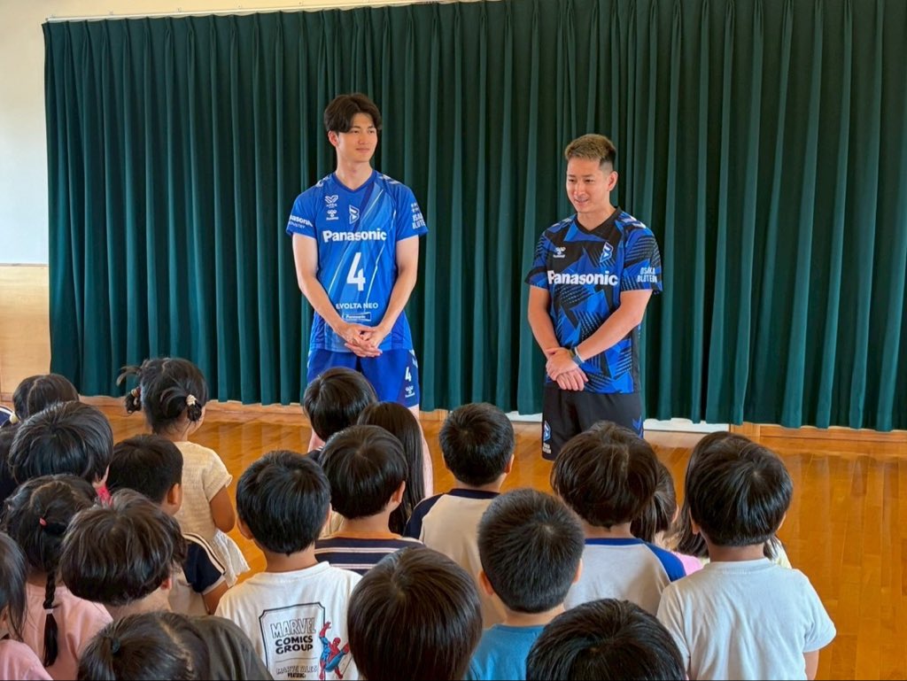 OSAKA__BLUTEON's tweet photo. 🔷#枚方市 連携交流事業2026🔷
7/2（木）は枚方市のあおぎりこども園に訪問し、バレーボールを通して交流を深めました🏐✨
笑顔とパワーにたくさん元気をいただきました🍀
皆さんありがとうございました🙌
#伊賀亮平 #金田晃太朗
#BLUEACTION #京阪
#大阪ブルテオン
#OSAKABLUTEON https://t.co/cKSkeHJYQw