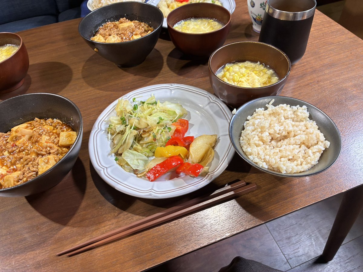 ishinentame's tweet photo. 今晩のまかないは
麻婆豆腐と
茹でキャベツのじゃこ和えと
コーンと卵の中華スープ
でした‼️ https://t.co/EQ3zNxjIFX