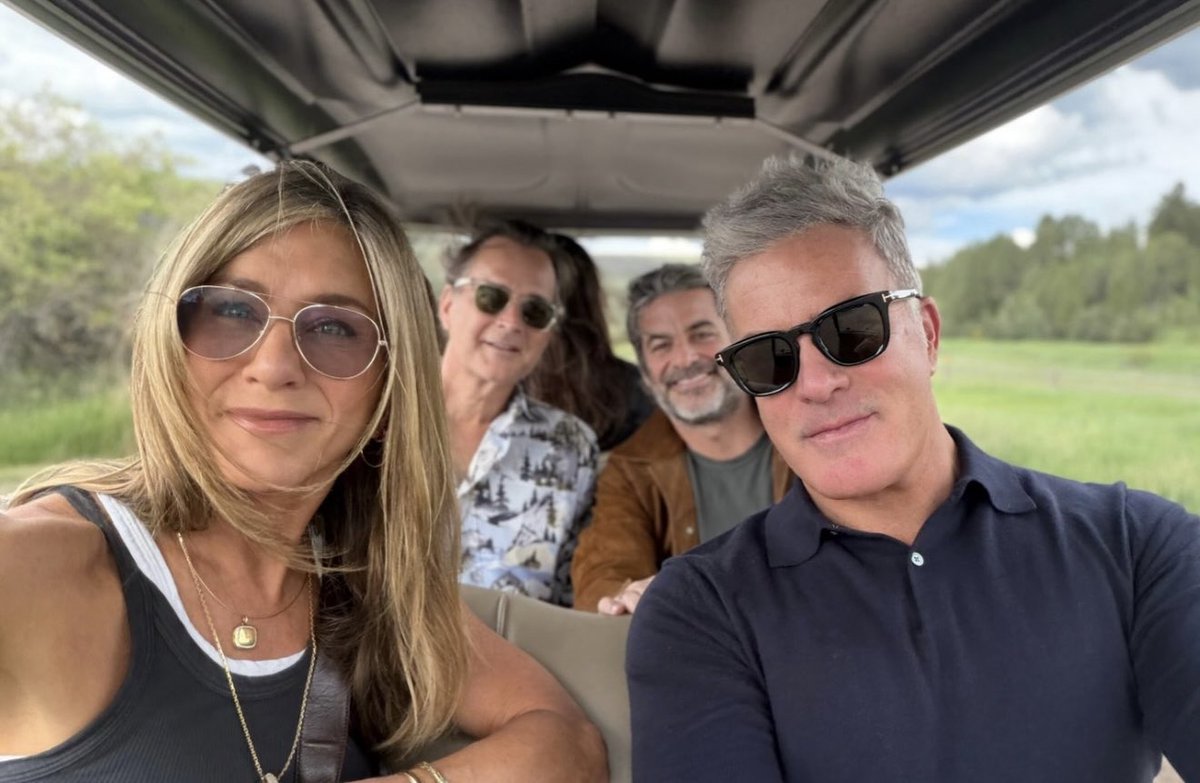 yourgalElliee's tweet photo. IT SHOULD HAVE BEEN CALLED A JIM SUMMER DUMP JEN JUST POPPING IN AN IDEA https://t.co/v7PRtyWIv0