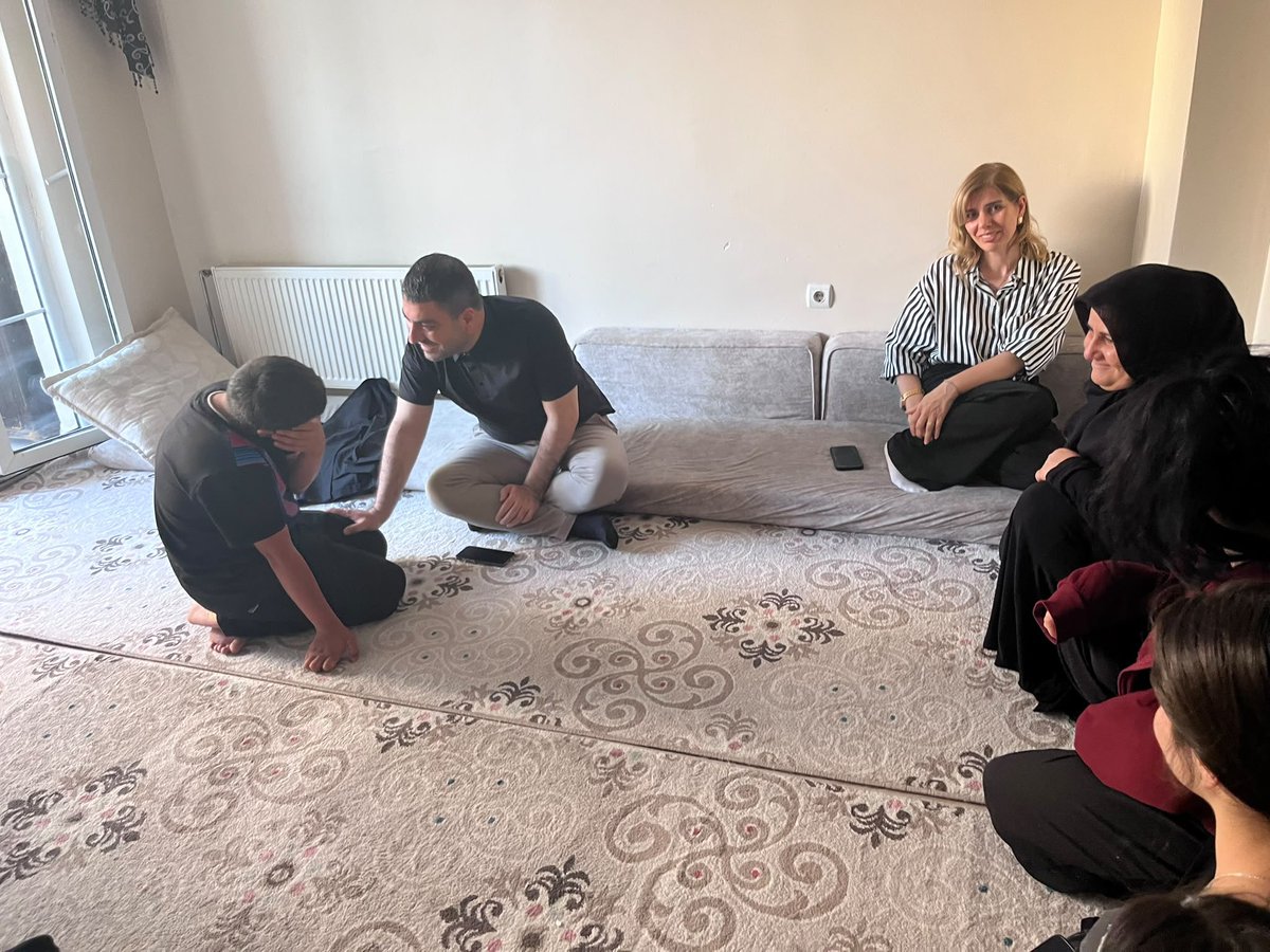 Karakopruak's tweet photo. Başkanımız Sayın Av. Orhan Çelik ve başkan yardımcımız Derya Coşkun, özel ailelerimizi ziyaret etti.
Aileyi ayakta tutan en büyük güç; ilgi, şefkat ve samimiyettir. Bu anlayışla, sadece bugün değil her zaman ailelerimizin yanında olmaya, gönül köprüleri kurmaya ve dayanışmamızı güçlendirmeye devam ediyoruz.
@RTErdogan @bybekirbozdag
@abuyukgumus @hakanaksu058 @farukaytek @milhamigunbegi @avorhancelik
