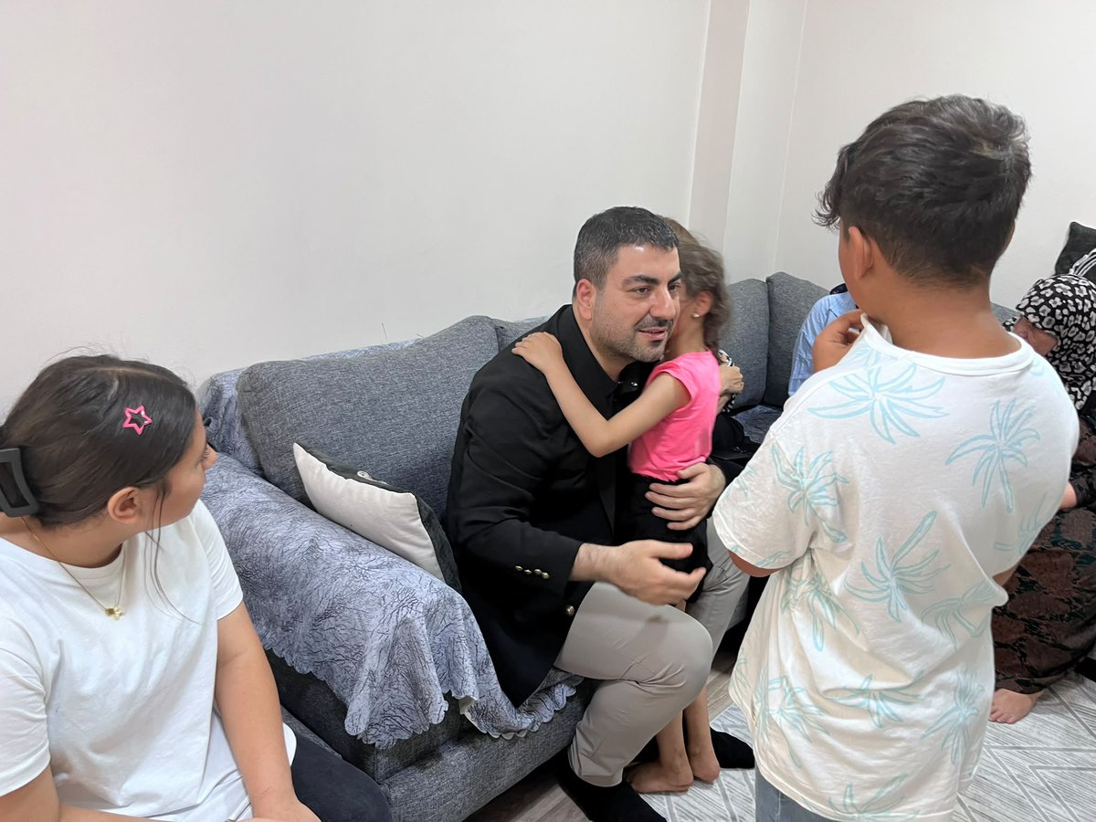 Karakopruak's tweet photo. Başkanımız Sayın Av. Orhan Çelik ve başkan yardımcımız Derya Coşkun, özel ailelerimizi ziyaret etti.
Aileyi ayakta tutan en büyük güç; ilgi, şefkat ve samimiyettir. Bu anlayışla, sadece bugün değil her zaman ailelerimizin yanında olmaya, gönül köprüleri kurmaya ve dayanışmamızı güçlendirmeye devam ediyoruz.
@RTErdogan @bybekirbozdag
@abuyukgumus @hakanaksu058 @farukaytek @milhamigunbegi @avorhancelik