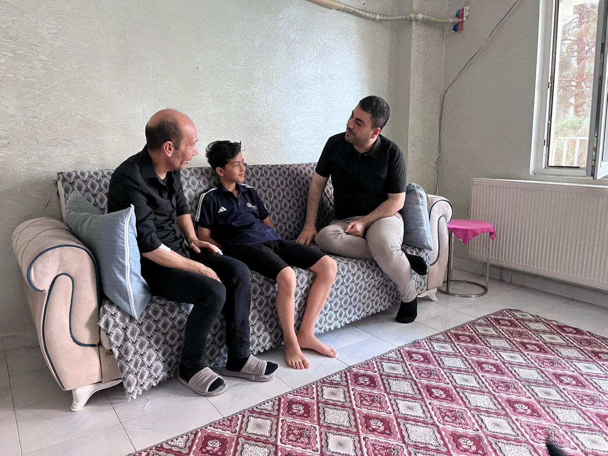 Karakopruak's tweet photo. Başkanımız Sayın Av. Orhan Çelik ve başkan yardımcımız Derya Coşkun, özel ailelerimizi ziyaret etti.
Aileyi ayakta tutan en büyük güç; ilgi, şefkat ve samimiyettir. Bu anlayışla, sadece bugün değil her zaman ailelerimizin yanında olmaya, gönül köprüleri kurmaya ve dayanışmamızı güçlendirmeye devam ediyoruz.
@RTErdogan @bybekirbozdag
@abuyukgumus @hakanaksu058 @farukaytek @milhamigunbegi @avorhancelik