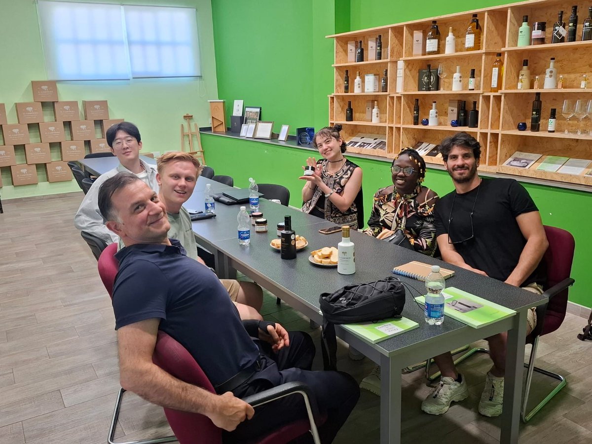 CoopsAgroCV's tweet photo. Universidad, cooperativas e innovación se unen para construir la agricultura del futuro.
Gracias a COFRUDECA, Coarval, UNIVALL, La Viña y CAMPOENGUERA por colaborar en el proceso, aportando sus conocimientos.
#PHITO #HorizonEurope #DigitalAgriculture #Cooperativas #Innovación https://t.co/9OKrabOo2a