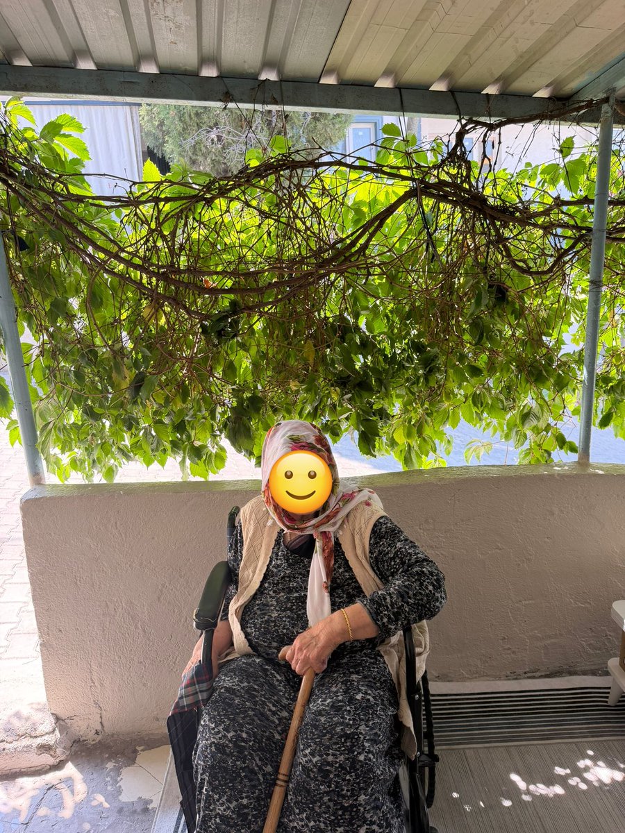 Dernek412's tweet photo. İlçemize misafir olarak gelen teyzemizin ihtiyaç duyduğu tekerlekli sandalyeyi kardeş derneğimiz Gebze Umuda Damla Damla Derneği aracılığıyla temin edip kendisine teslim ettik, Desteklerinden dolayı kıymetli Dernek başkanı @hanifekoc34 ablamız ve ekibine teşekkür ederiz, https://t.co/ZPEih8s7sy