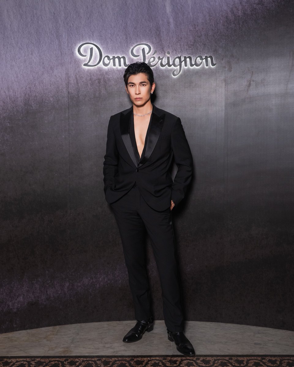 STARSOCIETY_TH's tweet photo. มิว ศุภศิษฏ์ ในลุคเครื่องประดับจาก FRED Jewelry 
ในงาน Dom Pérignon ที่สิงคโปร์
#MewSuppasit 
 #FREDJewelry 
#FREDParis 
#Force10 
มิว ศุภศิษฏ์ สวมใส่สร้อยคอ ต่างหู และสร้อยข้อมือจากคอลเล็กชั่น Force 10

เมื่อวันที่ 29 มิถุนายนที่ผ่านมา มิว ศุภศิษฏ์ ปรากฏตัวในงาน Dom Pérignon ที่สิงคโปร์ ด้วยลุคมิกซ์แอนด์แมตช์เครื่องประดับ            ไอคอนิกจากคอลเล็กชั่น Force 10 ของเมซง FRED ที่สะท้อนความคิดสร้างสรรค์อันเป็นเอกลักษณ์และเป็นสัญลักษณ์ของความกล้า โดดเด่นด้วยตัวเรือนทองคำสีไวท์โกลด์ประดับเพชรช่วยขับลุคของมิวให้ยิ่งเปล่งประกาย