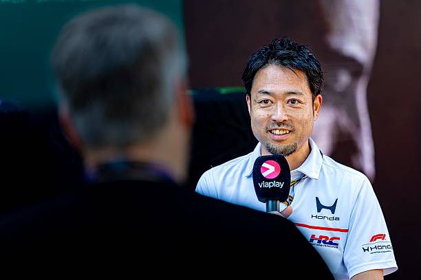 AstonMartinBRF1's tweet photo. 🎙️ | Shintaro Orihara, afirmou que Honda usará os dois tokens de desenvolvimento em uma única atualização da unidade de potência, sem novas evoluções ao longo da temporada.

➡️ "Nosso plano é apresentar o novo motor por volta do verão. Não acredito que haverá uma segunda atualização durante esta temporada, então estamos focados em trazer uma atualização significativa para o verão."

➡️ "Não acho que vamos alcançar a Mercedes ou a RBPT de uma só vez. Mas vamos dar um salto considerável."

 ➡️ "Zandvoort é o primeiro passo para dar um salto significativo. Mas precisaremos dar outro passo no futuro para alcançar os principais concorrentes."