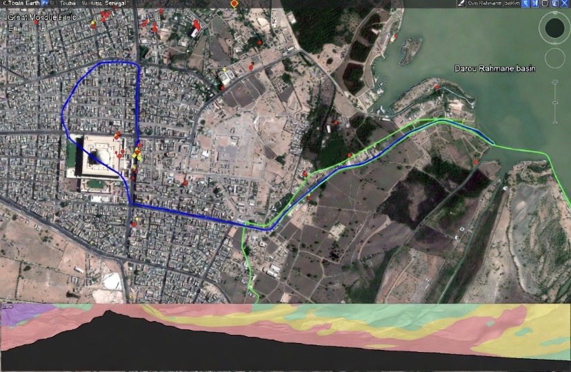 PapeBabacarThi's tweet photo. #PROPOSITIONS #scientifique pour éradiquer l’inondation à Touba …
Dr Abdoul Aziz Diene Pape Babacar Thiam ; https://t.co/ir8HI2o8it
Il était essentiel de rappeler cette proposition avant l'arrivée des pluies. 2026 …
La route reliant la Grande Mosquée au bassin de Darou Rahmane traverse une zone caractérisée par une cuvette naturelle (dépression #topographique visible sur le profil altimétrique ci-joint).
Cette dépression crée un point bas où les eaux de ruissellement s’accumulent, provoquant :
• Des inondations fréquentes des quartiers adjacents.
• Des dégradations rapides du réseau routier existant.
• Des risques sanitaires et des perturbations de la circulation, notamment lors des grands événements religieux #Magal ..
Le profil du terrain extrait Google Earth du #Doyen que j’ai retravaillé montre clairement une pente descendante suivie d’un creux important, puis une remontée progressive.
Sans intervention structurée, cette configuration naturelle aggrave le ruissellement et limite l’efficacité des solutions traditionnelles #caniveaux, #fossés .
La solution Technique Proposée 👇👇🆘
Construction d’une route surélevée ou semi-enterrée équipée d’un tunnel ou collecteur de grand diamètre sur toute la section critique.
🟢. Les Caractéristiques principales :
Tunnel/collecteur principal : Diamètre important (idéalement 2 à 4 mètres selon études hydrauliques précises) permettant d’évacuer rapidement et en continu les eaux pluviales vers le bassin de Darou Rahmane, qui servira de bassin de rétention/d’exutoire naturel.
#Exemple : chaîne de valeurs / emplois des jeunes
• Revêtement routier : Chaussée bitumée ou bétonnée avec une légère pente longitudinale optimisée pour favoriser un ruissellement minimum en surface.
• Système complémentaire : Grilles d’absorption, regards, et canalisations secondaires connectées au grand collecteur.
• Intégration urbaine : Aménagement paysager, trottoirs, éclairage public et pistes cyclables pour valoriser l’axe.
🟢. Les Bénéfices Attendus ✔️
• Sur l’aspect Hydraulique : Élimination quasi-totale des inondations sur l’axe et les quartiers riverains.
• Urbanistique : Amélioration de la mobilité, valorisation foncière des zones traversées, et soutien à l’expansion ordonnée de la ville.
• Sanitaire et Environnemental : Réduction des eaux stagnantes et des risques de maladies hydriques.
• Économique : Moindre coût de maintenance routière à long terme et facilitation des activités commerciales et religieuses.
• Symbolique : Projet structurant au service de la ville sainte, en cohérence avec son rayonnement spirituel et son développement modern
🟡. Estimation Financière 🪤 en mémoire .
@PR_Diomaye @cheikhtdieye @alaminoulo @S_Awa_G @awambacke