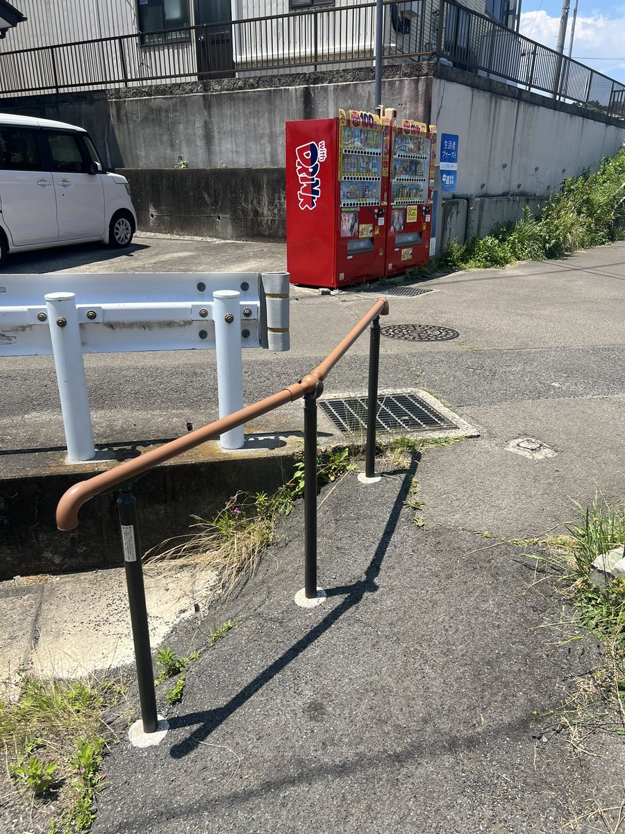 oike2030's tweet photo. 先日、小鶴の市営住宅で話題になりましたが、入口の小道に手すりが設置されました。また、つまずかないように道路を舗装して平らに。佐々木まゆみ市議が住民から要望を聴いて対応しましたが、かゆいところに手が届く大事な取り組みです！皆さんから喜びの声を聞き、嬉しい気持ちになりました♪ https://t.co/EA83IFbije