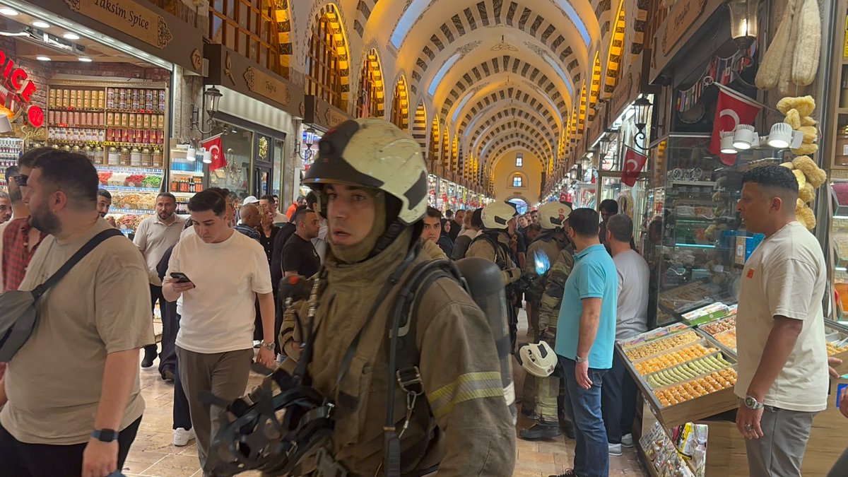 ibbitfaiye's tweet photo. Fatih Mısır Çarşısı içerisindeki 2 katlı baharatçıda meydana gelen yangın ekiplerimiz tarafından söndürüldü. https://t.co/qd5bti6NHM