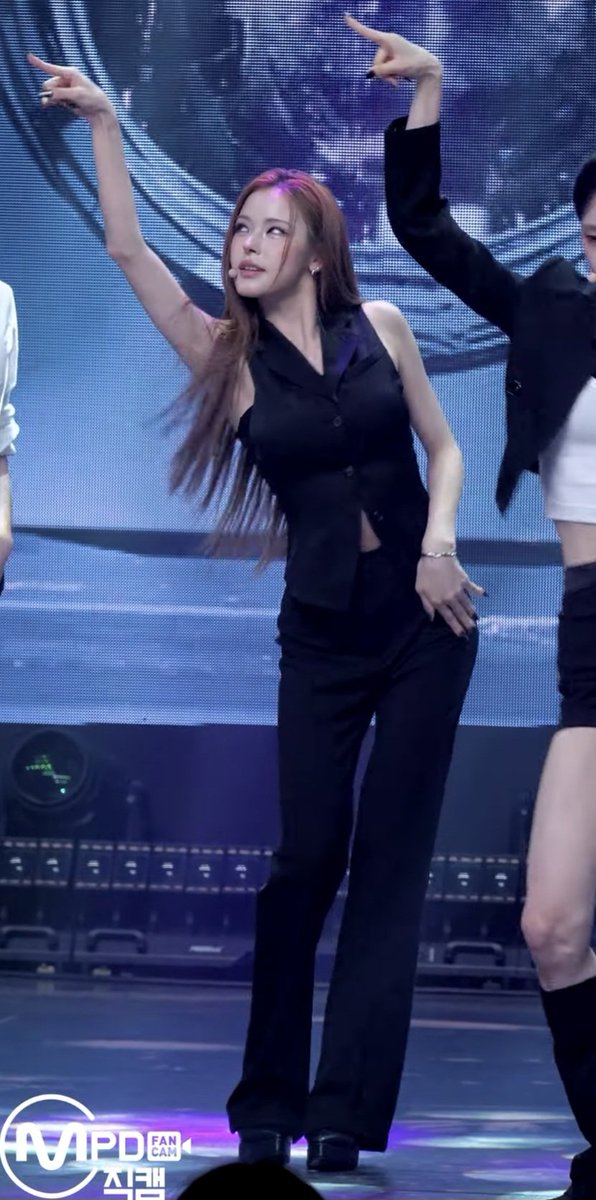 MaiLovesYou04's tweet photo. Mais fits for todays performance is insaneeee, that outfit that highlights her sharp look and aura, adding that fierce look in her eyes, whooah!😍🔥😎 that's my girl I'm telling you all. https://t.co/qz9uA0oFXG